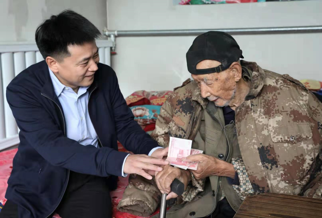 当日,杨学鹏为寨子村18名80岁以上的老人们每人送上米面油等慰问品,并