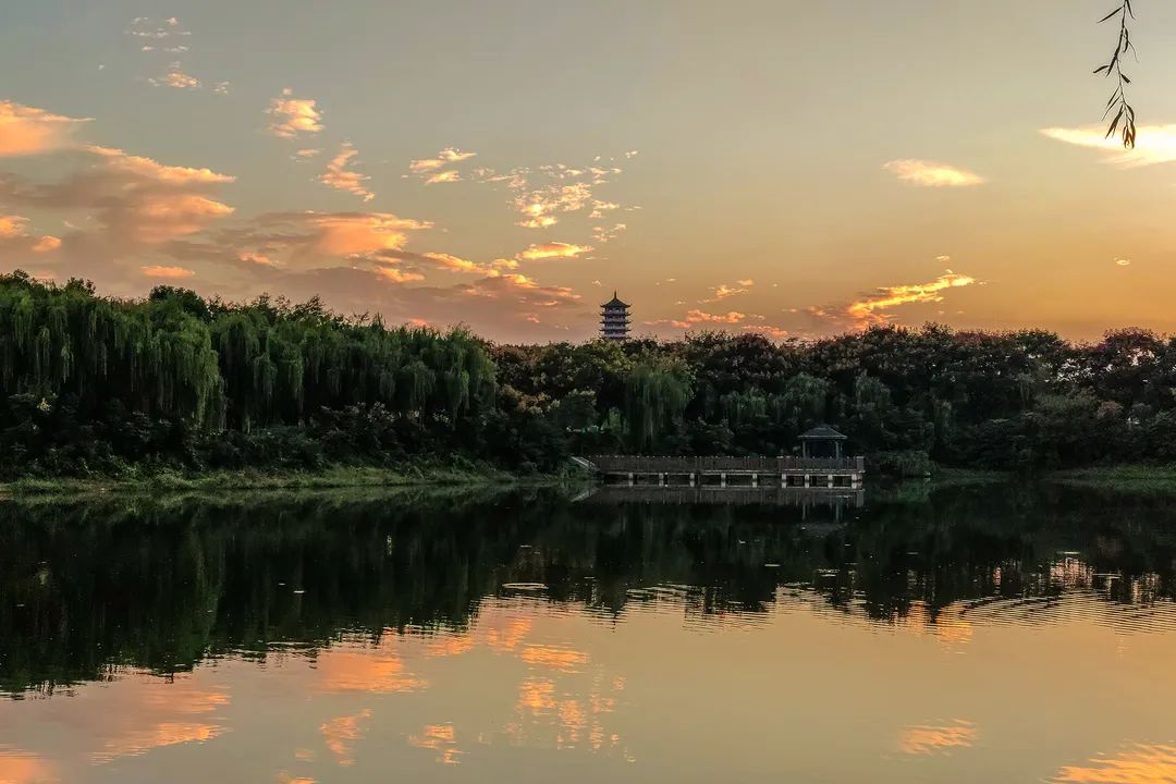 淮水夕照 成红 摄暮色里的蚌埠风景独好沐浴夕照晚霞放缓白日忙碌的