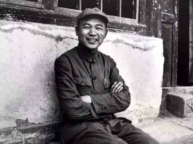 二人返回驻地时,天色已晚,夜风寒冷.