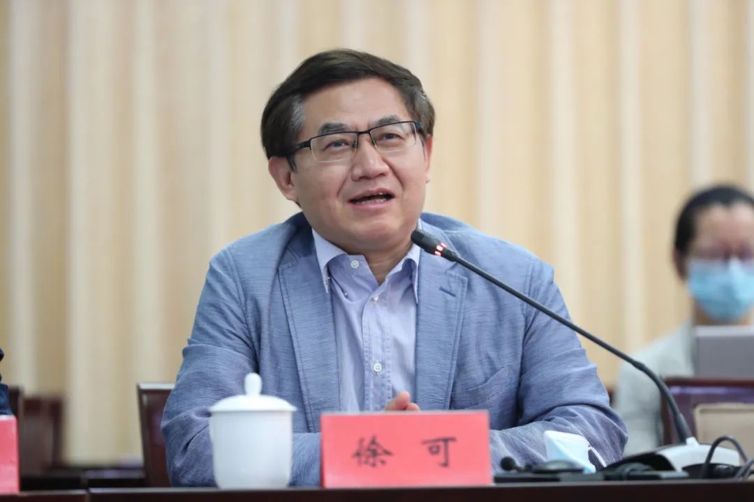 徐可认为《野地灵光》是由关照自我释放向关照他人转变的一部书,"像