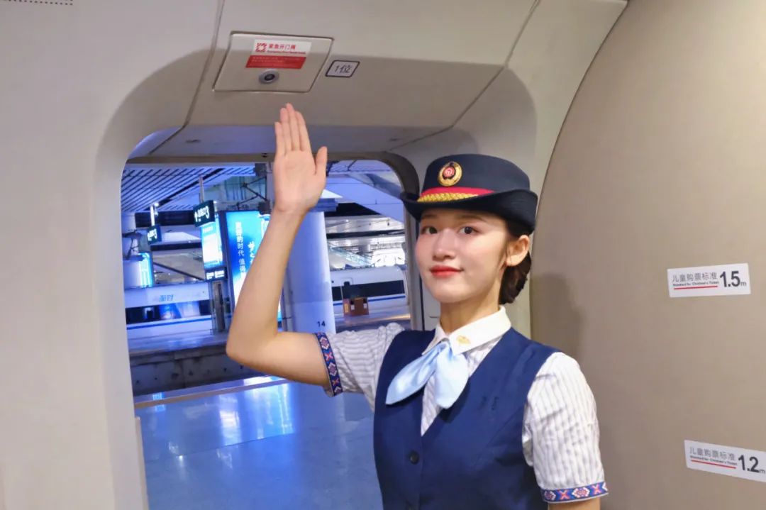 列车长小姐姐提示动车上这些按钮千万别碰