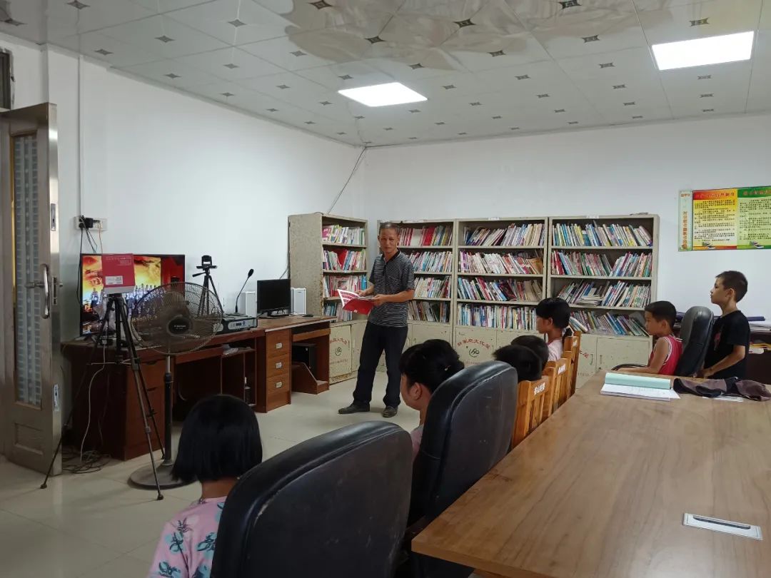 在桂平市垌心乡王举村,谷山村"儿童之家",工作人员组织少年儿童观看