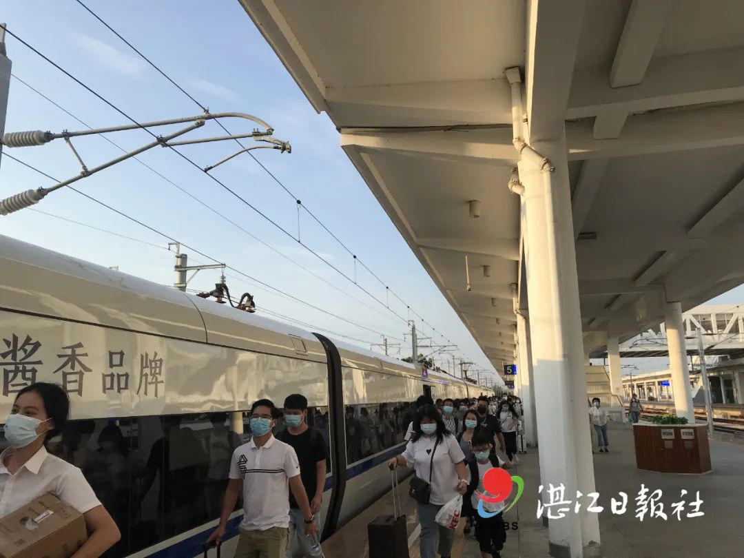 上岗高效防疫机器人在湛江西站
