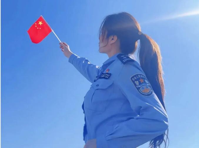 警察蓝遇上国旗红最美