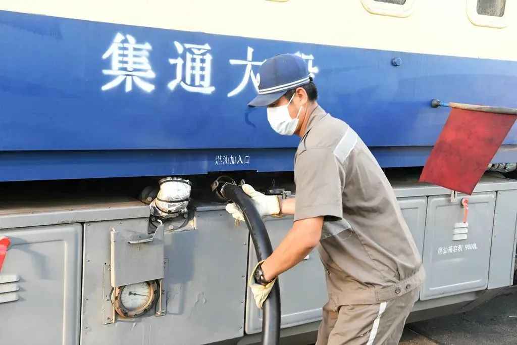 火车头是怎么加油的呢