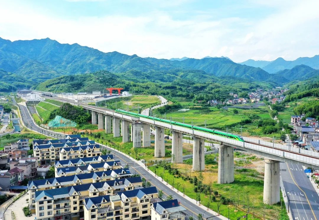 今天起衢宁铁路"绿巨人"增至三对