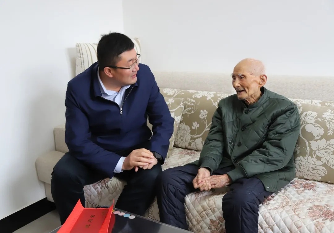 陕西黄龙县陈斌看望慰问离休干部