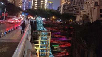 重庆一大桥步道酷似“贪吃蛇”，从上至下要绕十九道弯