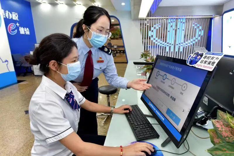 局工作人员向纳税人介绍《中国税收居民身份证明》在线申请开具功能