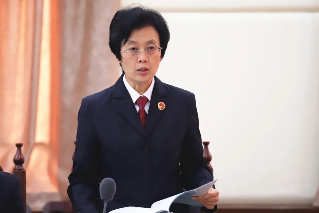 开庭前,刘明院长认真查阅卷宗,带领合议庭成员仔细研究分析案情,对有