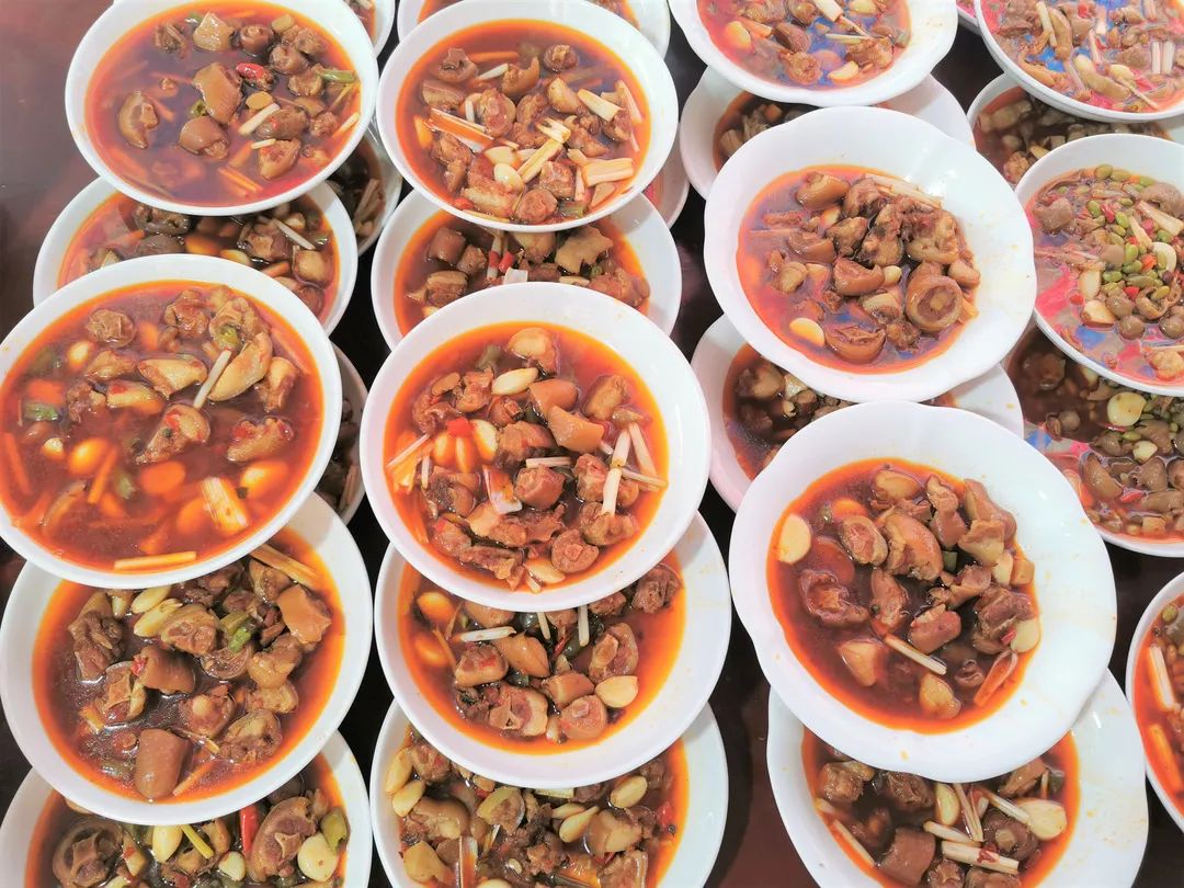 坝坝宴菜品的档次和规格相比酒店其实不算惊艳但这种形式依然保留到了