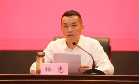 县委常委,组织部部长,统战部部长杨忠主持会议,并就做好老干部工作