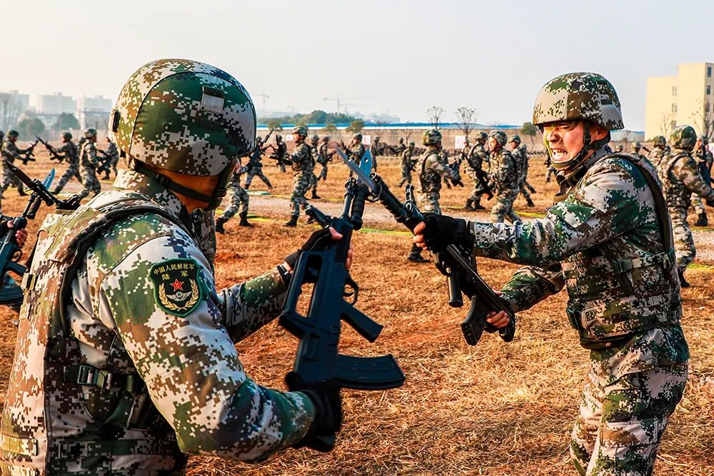中国士兵练刺刀图片