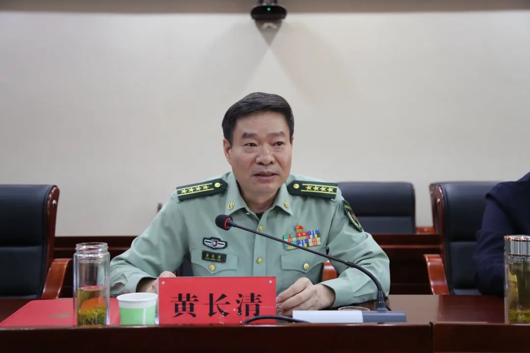 宜昌市委常委,宜昌军分区司令员黄长清大校宣读了军分区党委的任职