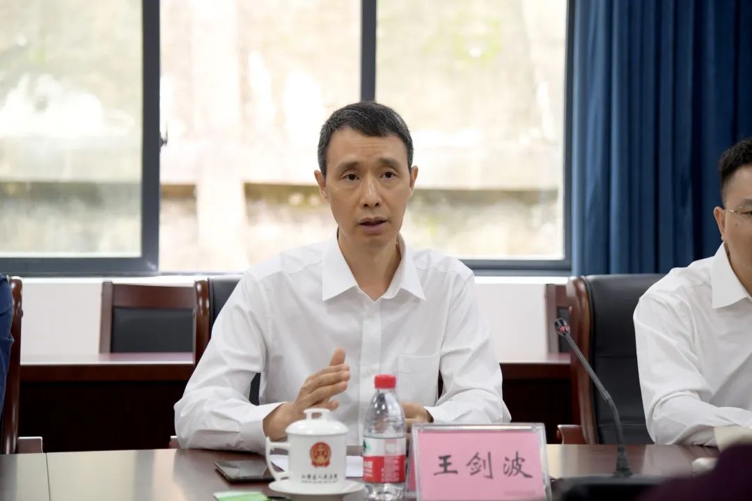 市二中法院王剑波副院长率队赴江津法院双福法庭调研