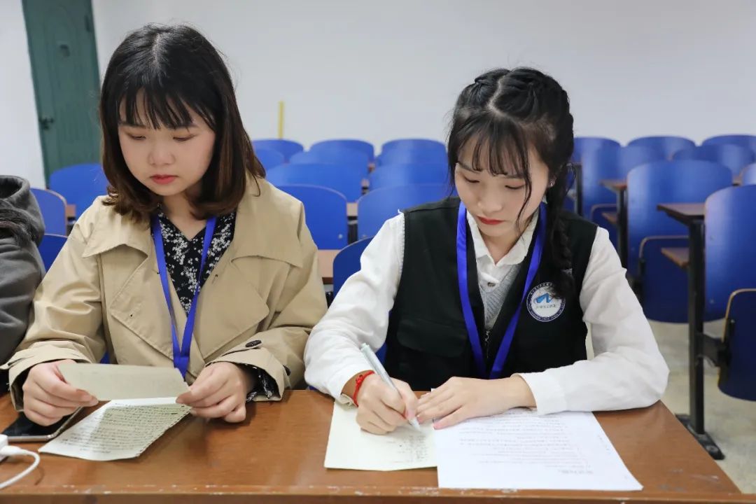 校记者团招新面试现场直击