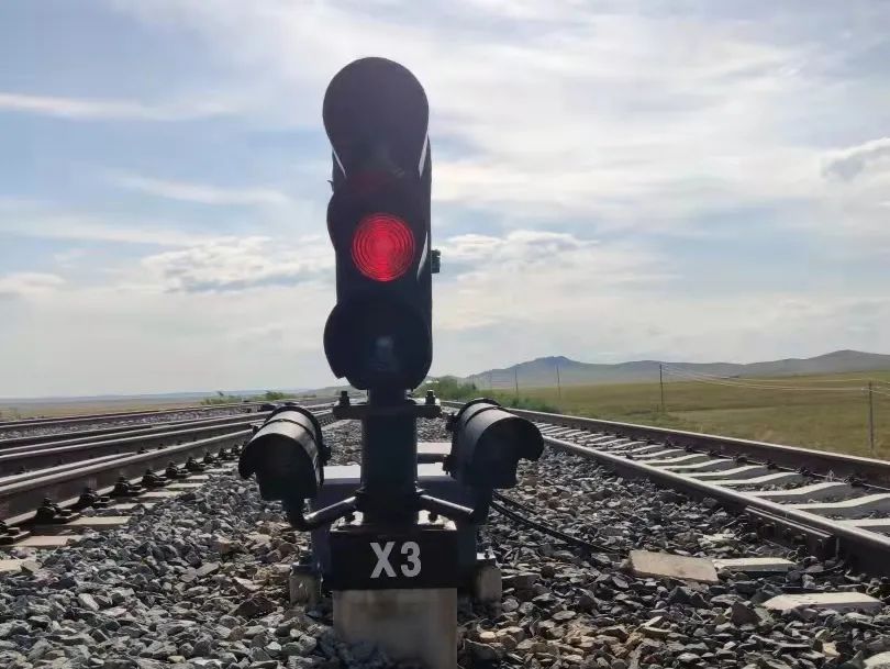 通过信号机指示列车可否进入它所防护的闭塞分区或所间区间.