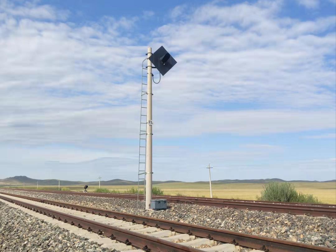 复示信号机当铁路信号机因受条件限制而达不到要求的显示距离时,在