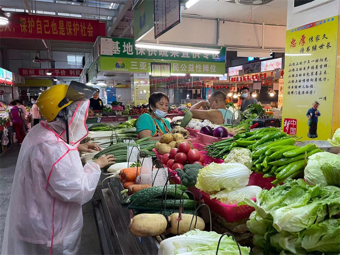 台风天三亚菜市场肉价稳菜价稍高供应量足