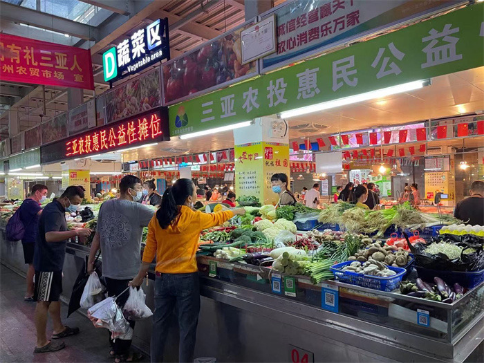 台风天三亚菜市场肉价稳菜价稍高供应量足