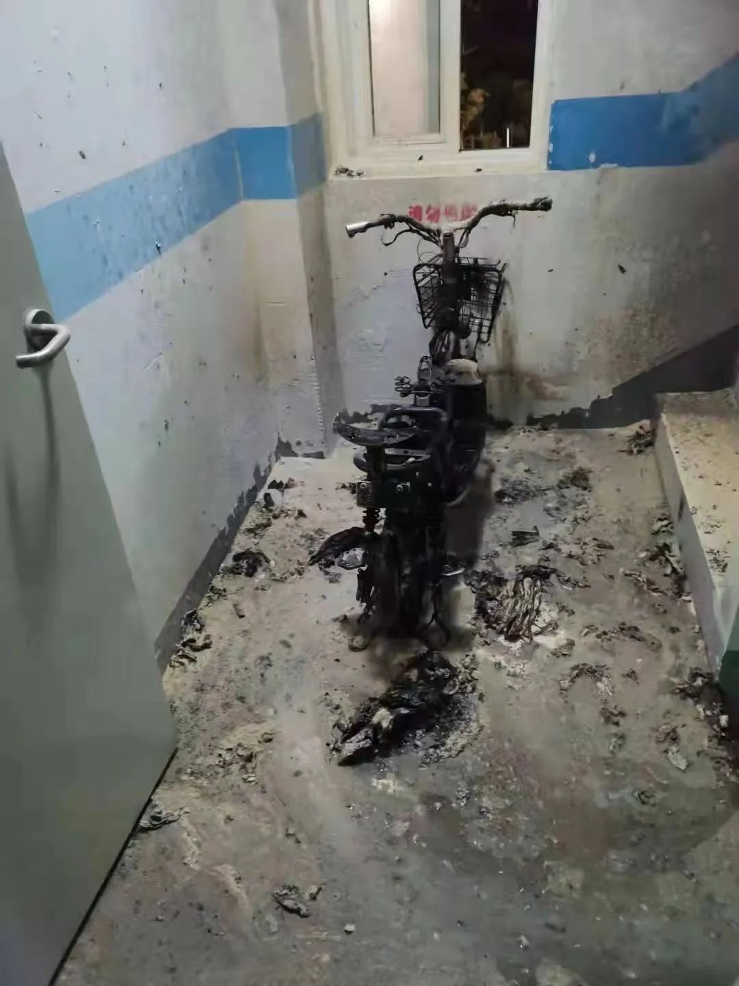 徐州一小区电动车起火路上石墩却挡住了消防车