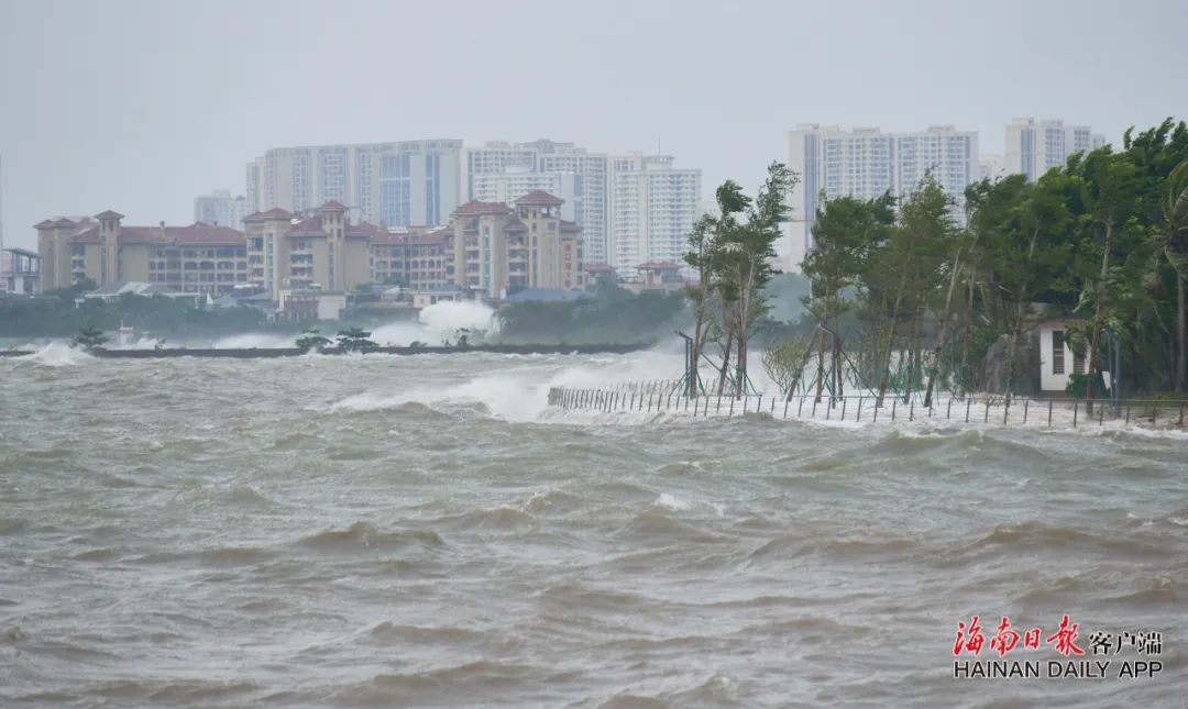 中心最低气压为970百帕 受今年第18号台风"圆规"影响 海口湾,海口