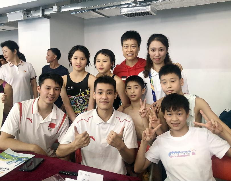 赛后,花都小将纷纷与陈艾森,张雁全,全红婵三名奥运冠军得主合影三人