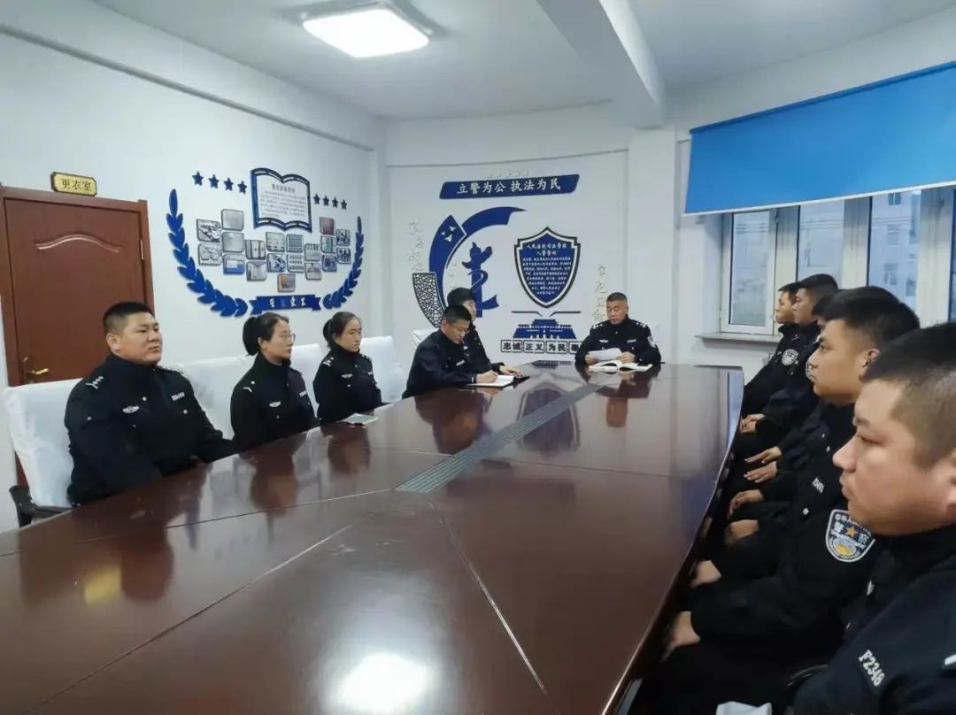 穆棱法院司法警察大队开展安检学习会议:逢进必检,逢包必过,逢疑必查