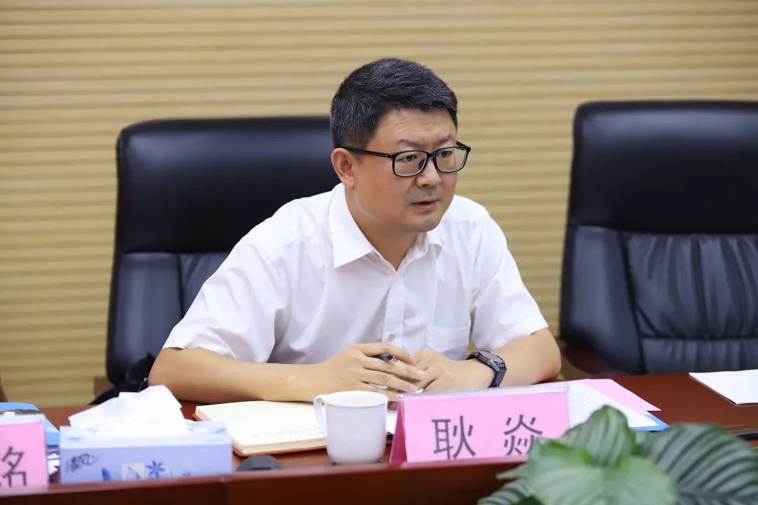 深圳盐田法院盐田法院党组书记,代理院长耿焱对人大代表们对法院工作