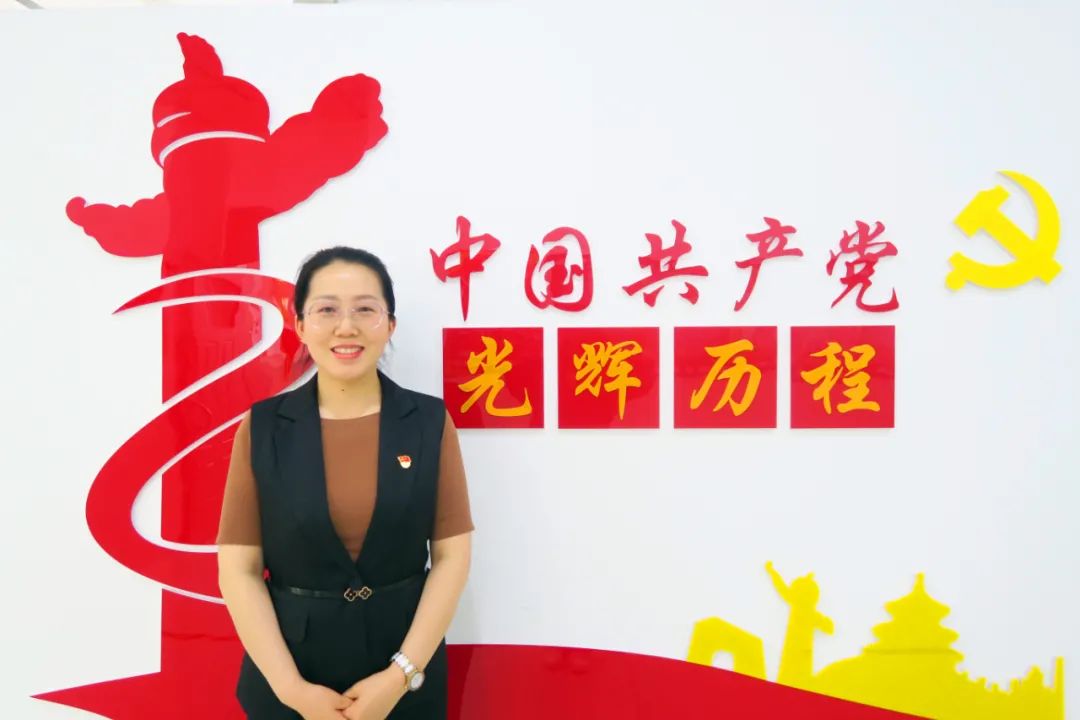 最美教师丨王文燕一棵树摇动一棵树一朵云推动一朵云