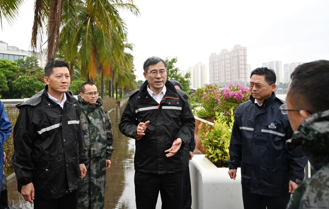 何忠友实地检查指导防御台风圆规工作