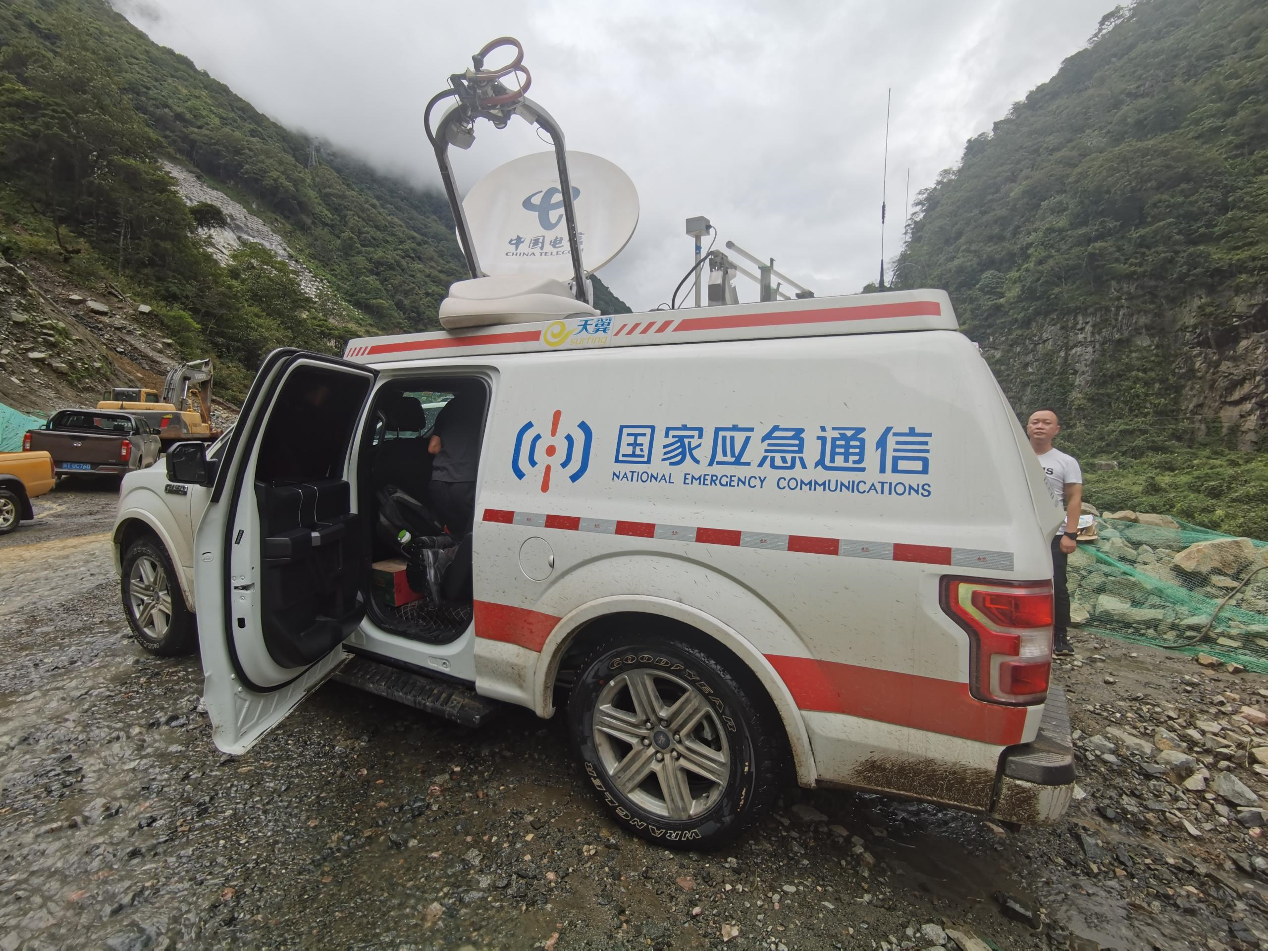 泥石流灾害抢险期间,中国电信雅安分公司累计出动53名应急抢修人员,13