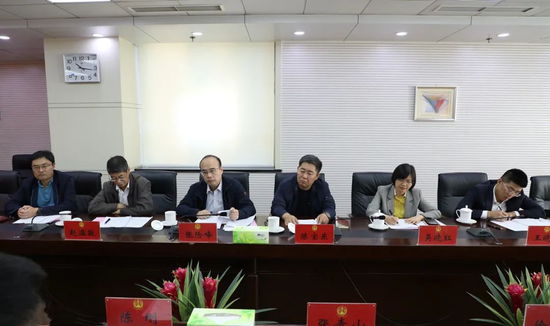 胶州市人大常委会副主任张险峰一行到胶州法院调研民事审判工作