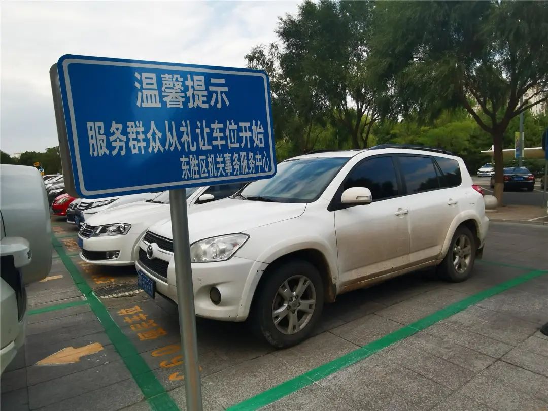 群众办事就医更高效便捷有效缓解"停车难"在市民中心,东胜