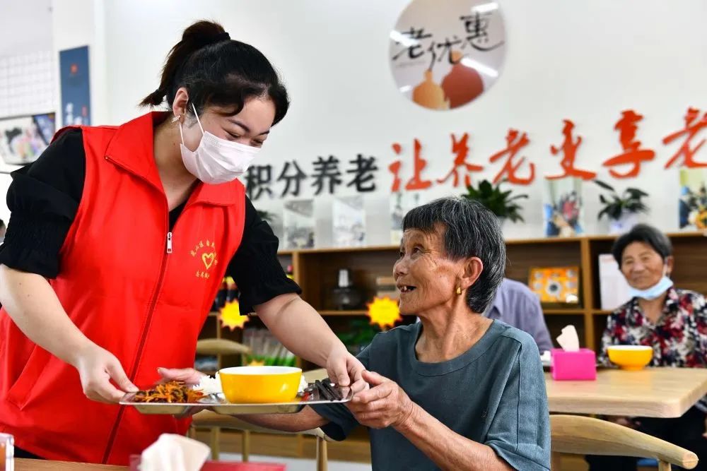 3月25日,一位老人在安徽省合肥市肥西县上派镇"爱和家"居家养老服务