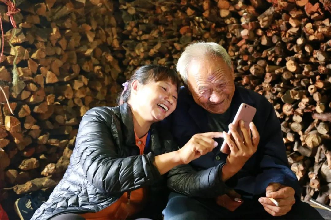 养老社工袁怀兰给93岁的朱华老人用手机看照片,看视频,这个世界很大
