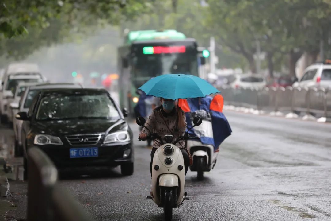 下雨天冷的图片大全图片