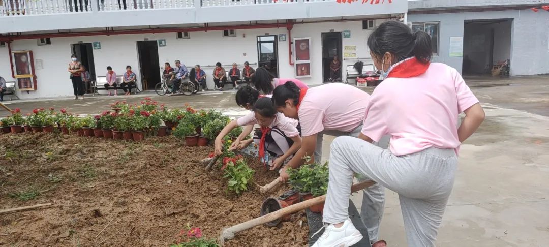 联合镇慈善总会,鹤浦中心小学走进鹤浦镇敬老院开展"莫道桑榆晚