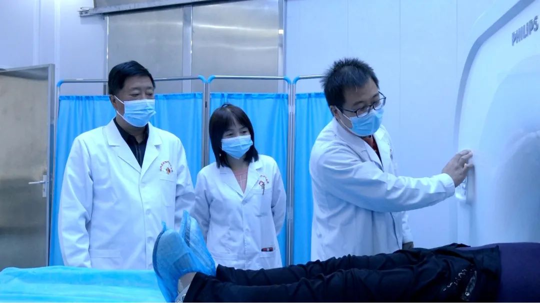 曹建军告诉记者,作为医生,最有效的处方就是"仁爱".