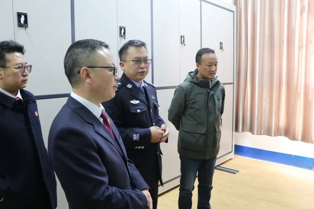 比如县公安局举行执法办案管理中心揭牌启用仪式