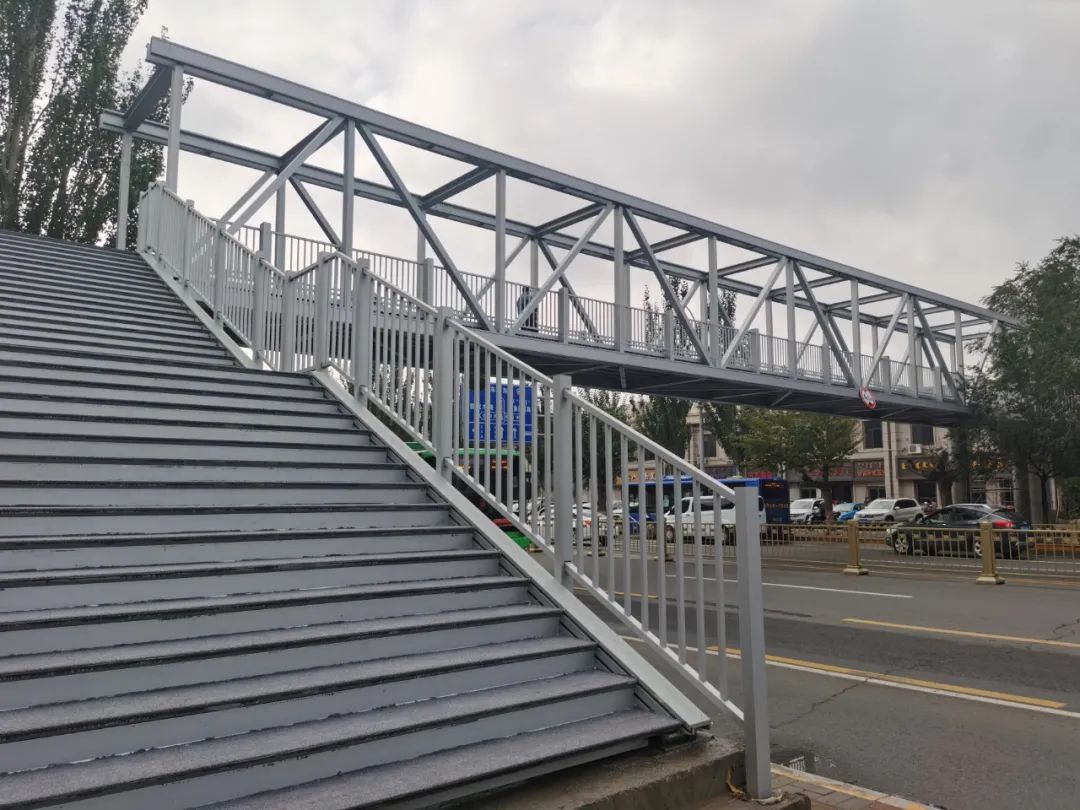 呼伦贝尔北路蒙古族学校人行天桥投入使用