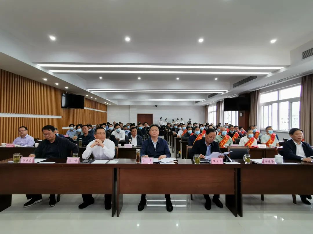 市政府秘书长陈立青主持会议