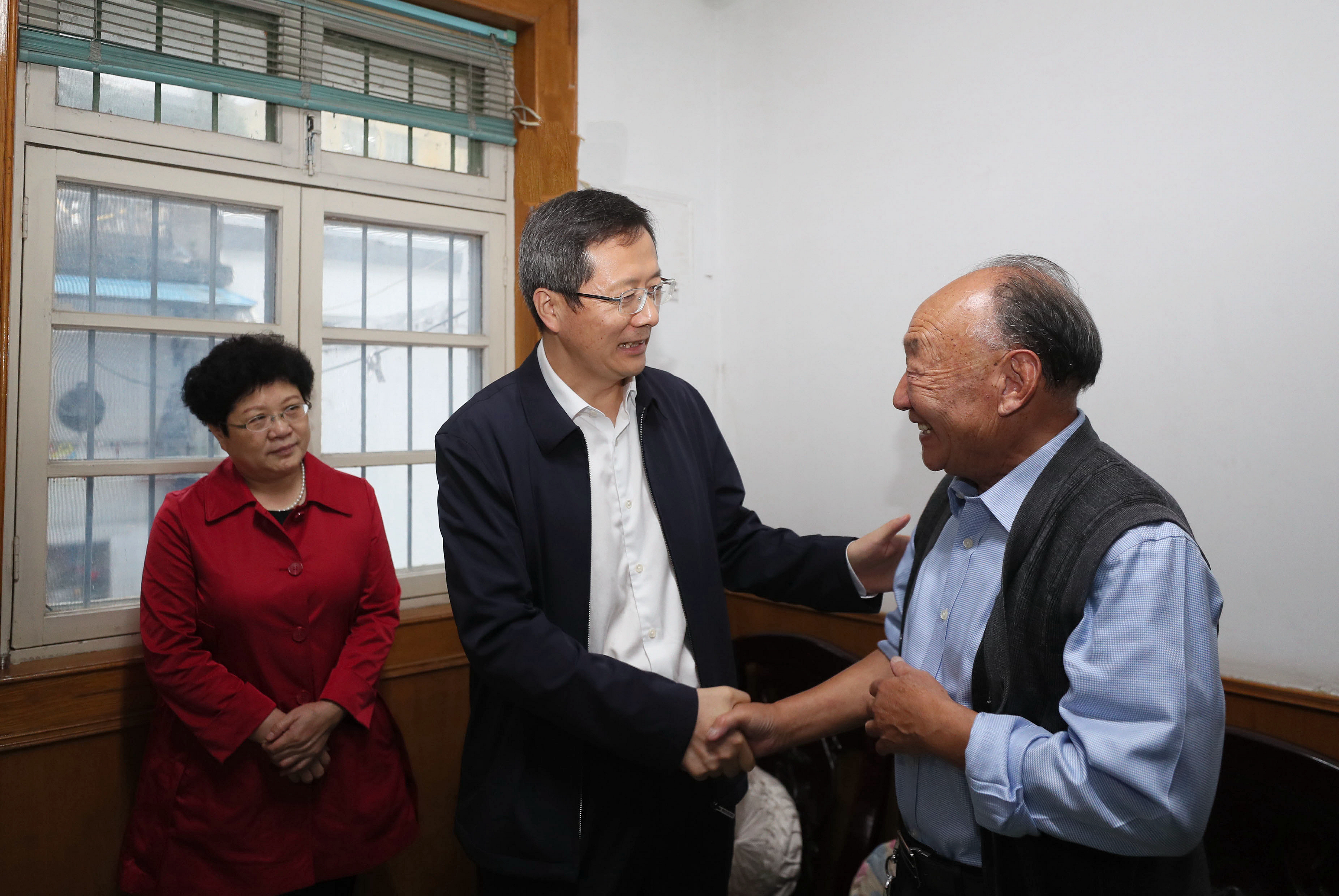 区委书记王建军带队开展重阳节慰问活动