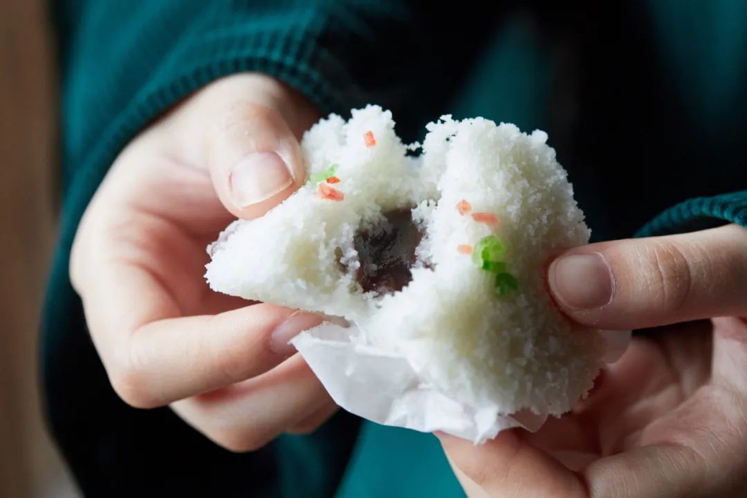 06 | 定胜糕乌镇有名的是棕叶乌米饭,饭里吸收棕叶香气,更妙.