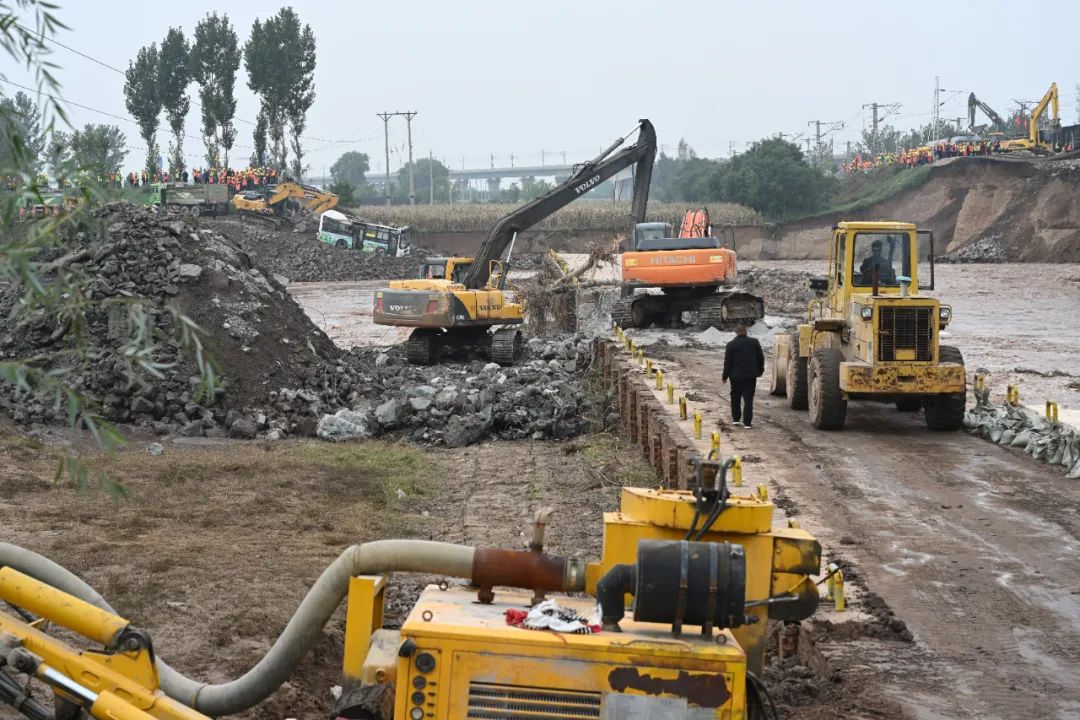 抢修被毁桥梁.吴遵民 摄