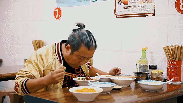 爆走饭特东丨刻在建设路的魔性rap混搭30年的古早范儿老店一秒沦陷