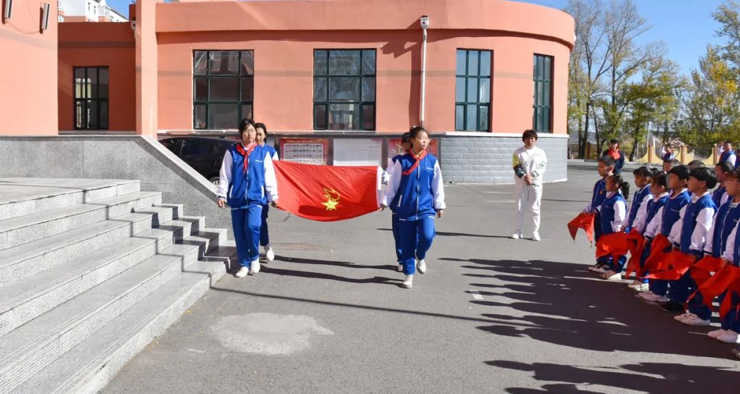 【工作动态】育红小学举行新队员入队仪式_澎湃号·政务_澎湃新闻-the