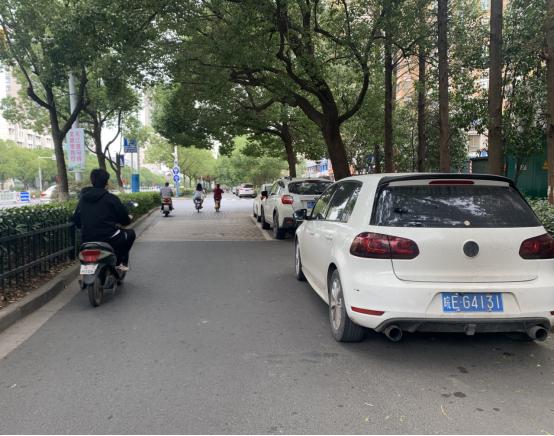 人行道,影響市民出行和市容環境地點:雨山路交警秀山大隊門前附近時間