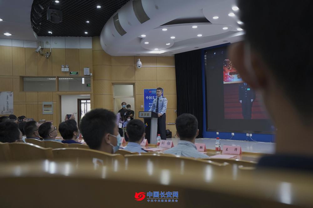 朝阳警察的日常,是"拼尽全力"除了朝阳警察,如今,王佳和冯锐还有一个