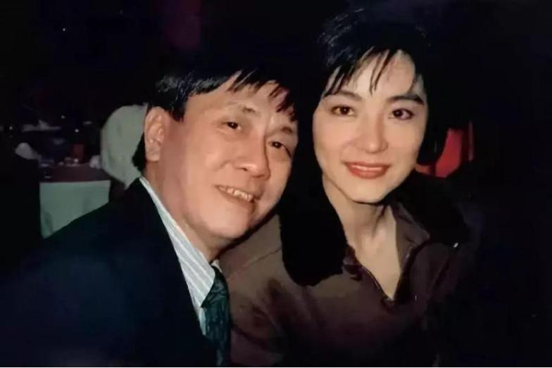 书中回忆邓丽君,她对孤冷的邓丽君非常欣赏,直言如果男朋友移情别恋的